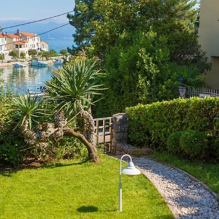 Pleasant In Vantacici Amid The Sea Apartman