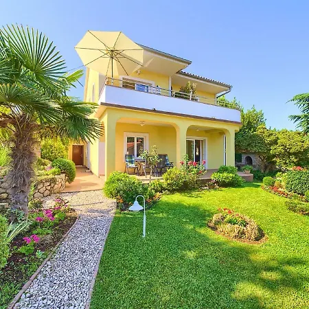 Pleasant In Vantacici Amid The Sea Apartman